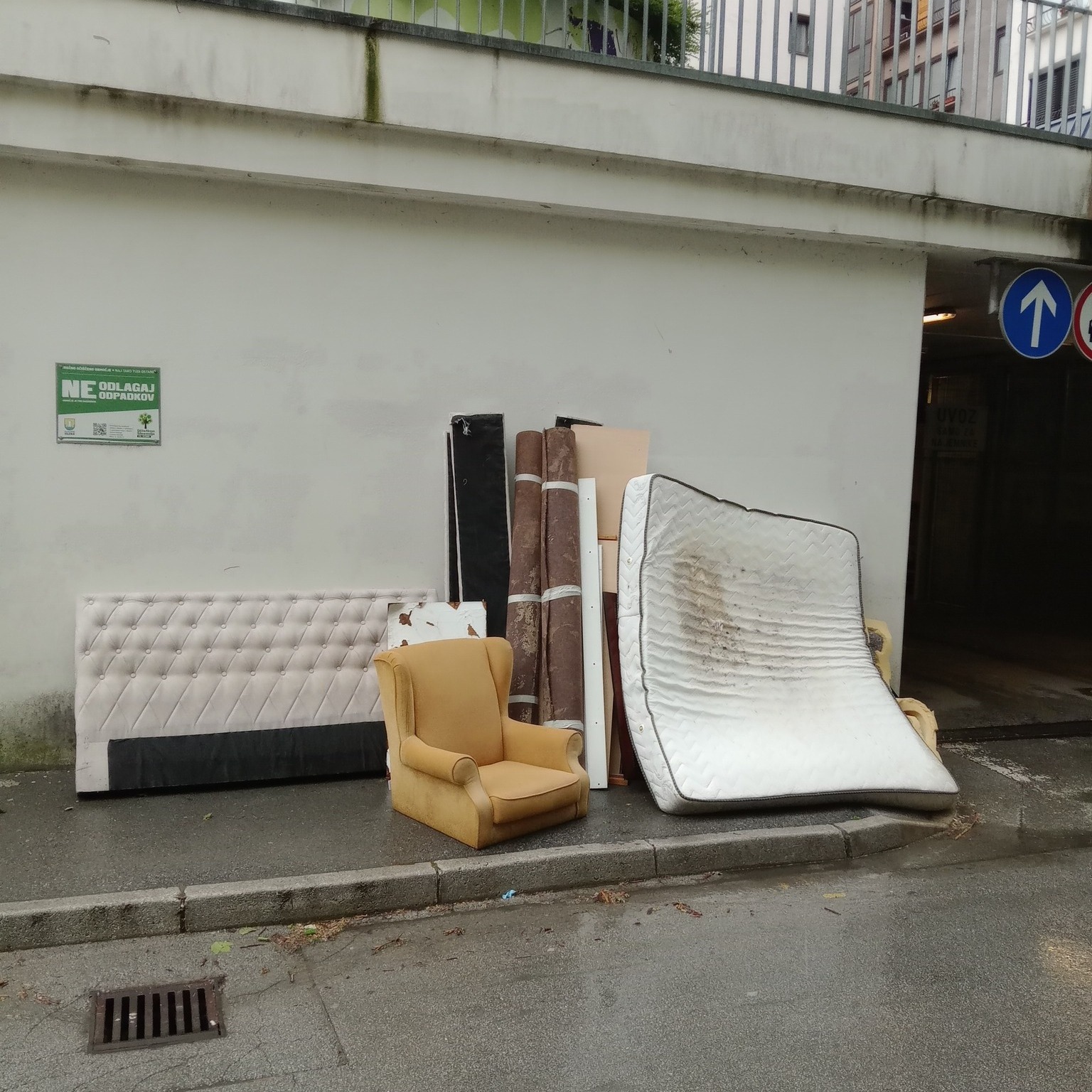 "Fotelj ne paše na pločnik": Neodgovorno ravnanje s kosovnimi odpadki