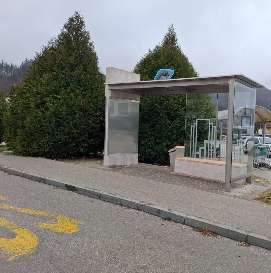 Na Cesti talcev nova nadstrešnica z digitalnim prikazovalnikom prihodov avtobusov