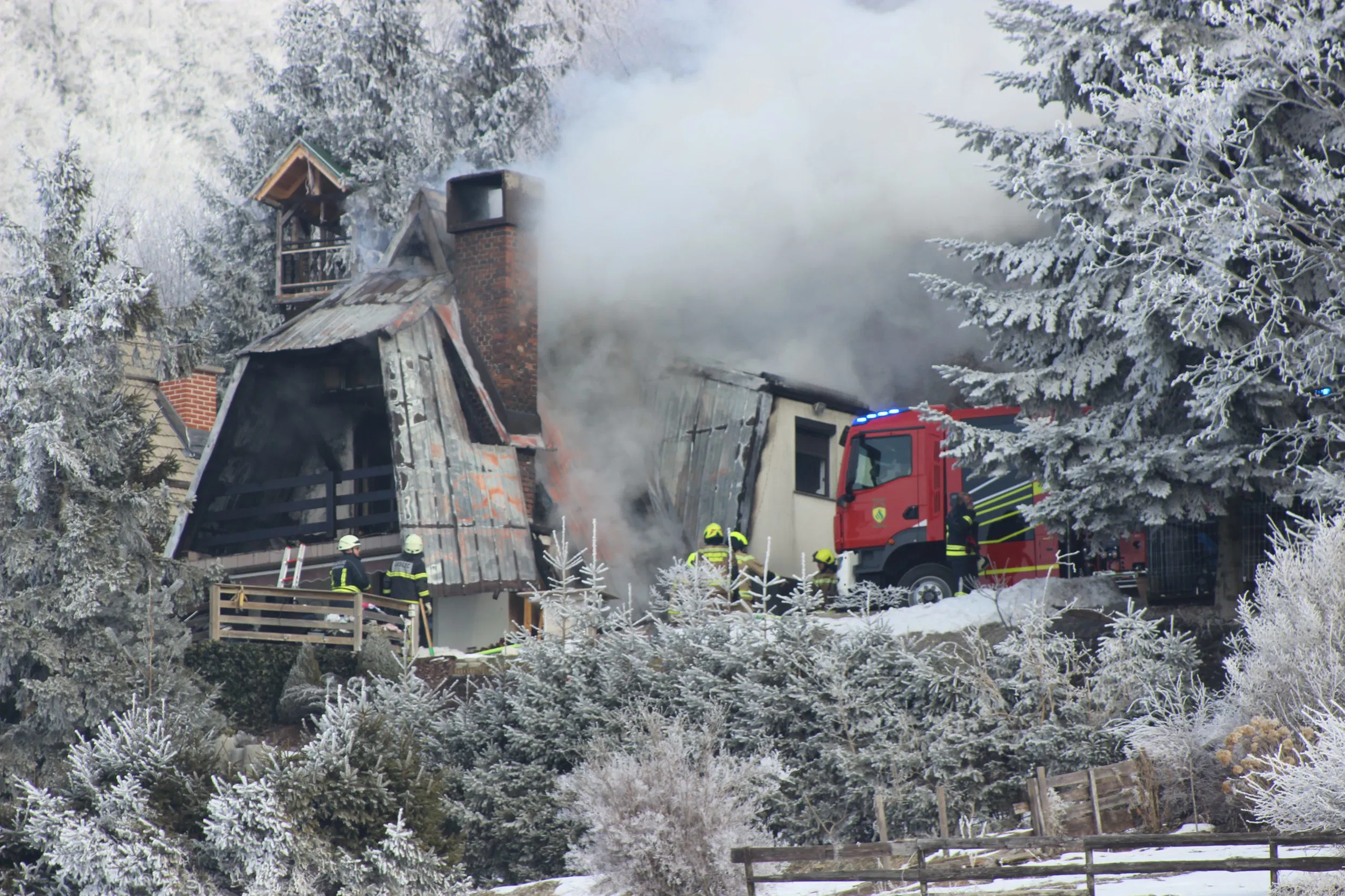 Požar na Paškem Kozjaku uničil velik del hiše, poškodovanih na srečo ni bilo